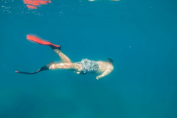 Homme Sous Marin Dans Des Nageoires Regardant Fond Marin Vacances — Photo