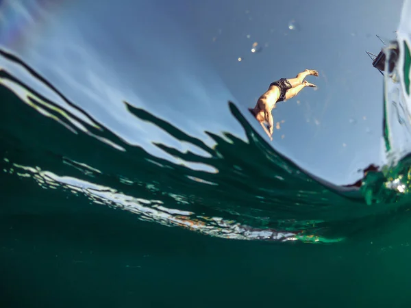 Hombre Saltando Torre Lago Espacio Copia Agua Hora Verano — Foto de Stock