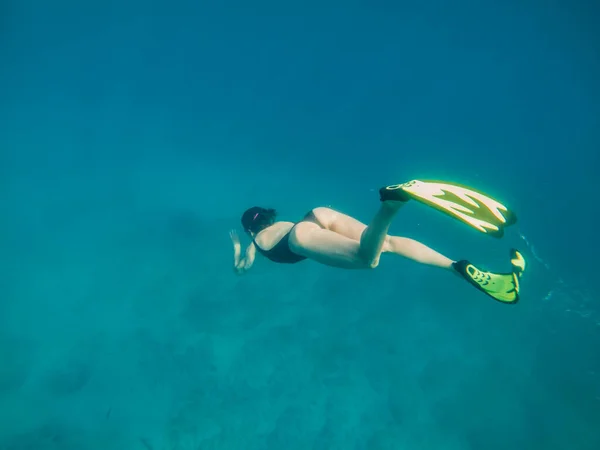 Frau Flipper Ansicht Unterwasserstrand Urlaub Sommersaison — Stockfoto