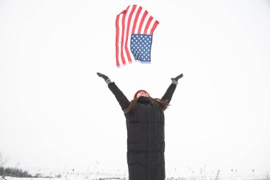 kadın ABD bayrağı yakalamak. kış zamanı. vatansever kavramı