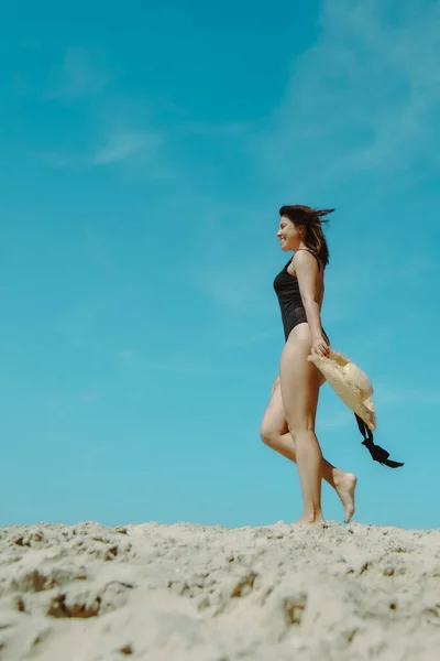 Mulher Praia Areia Preto Maiô Céu Azul Fundo Férias Verão — Fotografia de Stock