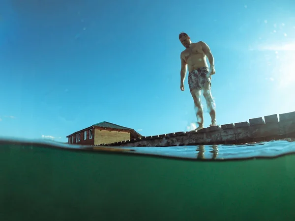 Muž Skákající Dřevěného Mola Letním Čase Jezera — Stock fotografie