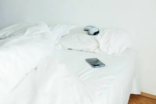 Máscara Dormir Com Telefone Cama Com Lençóis Brancos Ensolarado Quarto — Fotografia de Stock