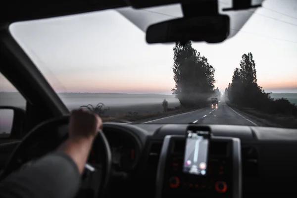 Автомобильные Путешествия Концепция Руки Рулевом Колесе Шоссе Тумане Восход Солнца — стоковое фото