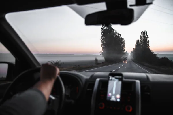 Auto Reizen Concept Handen Stuurwiel Snelweg Mist Zonsopgang — Stockfoto