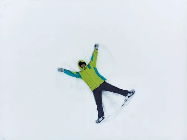 Visão Aérea Homem Fazendo Neve Espaço Cópia Anjo — Fotografia de Stock