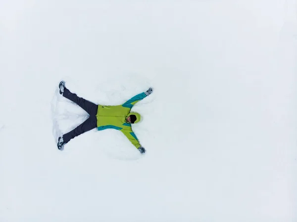 Visão Aérea Homem Fazendo Neve Espaço Cópia Anjo — Fotografia de Stock