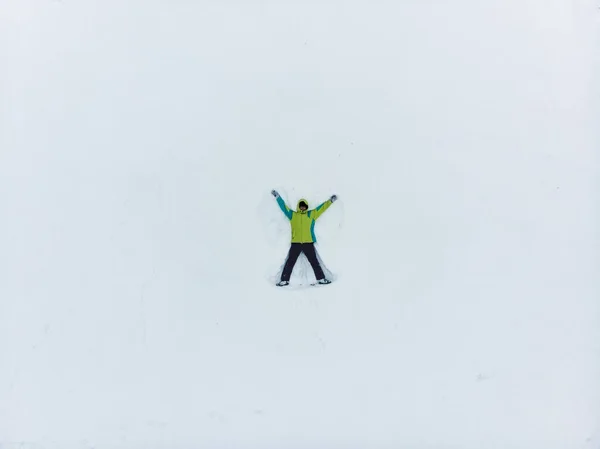 Εναέρια Άποψη Του Ανθρώπου Κάνοντας Χιόνι Άγγελος Αντίγραφο Χώρο — Φωτογραφία Αρχείου