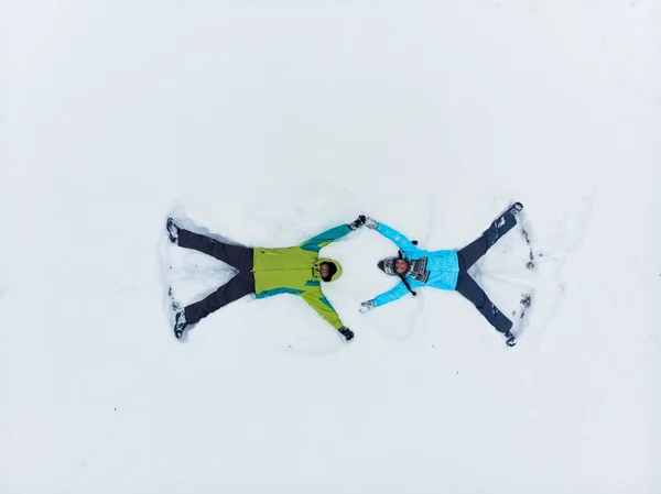 Casal Divertindo Fazendo Neve Anjo Vista Superior — Fotografia de Stock