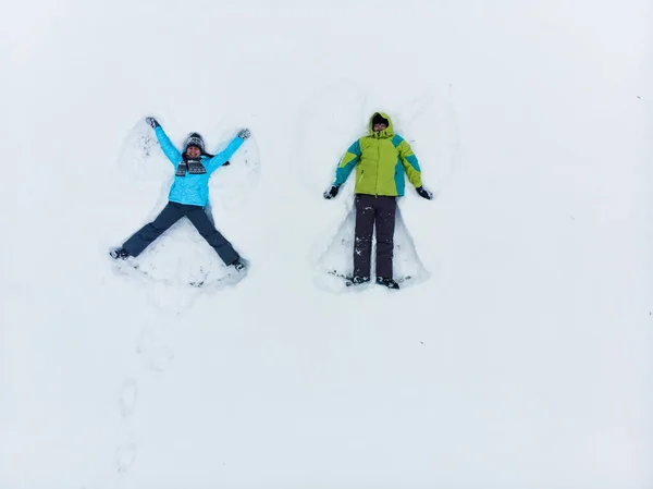 Coppia Divertirsi Facendo Neve Angelo Vista Dall Alto — Foto Stock