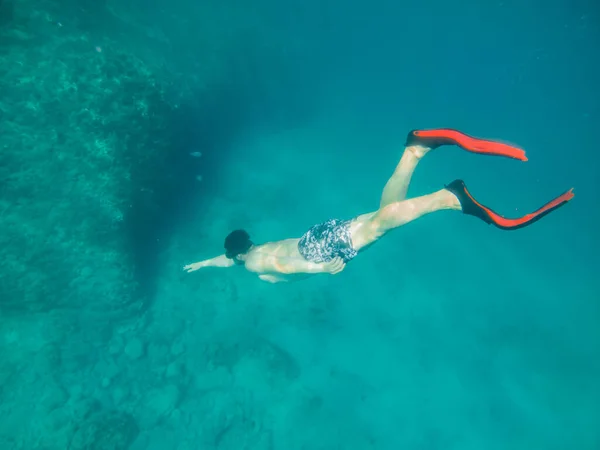 Homme Sous Marin Dans Des Nageoires Regardant Fond Marin Vacances — Photo