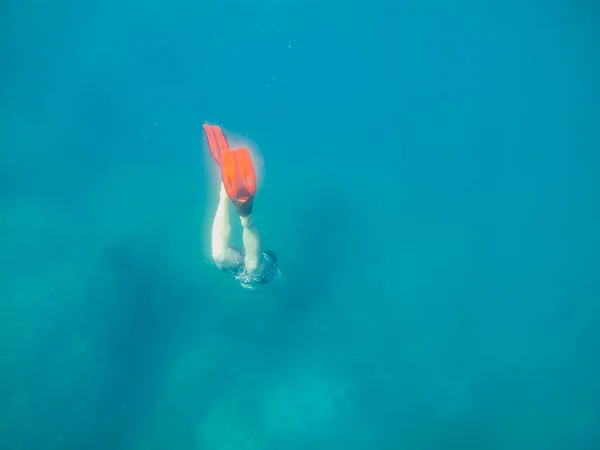 Άνθρωπος Υποβρύχια Πτερύγια Κοιτάζοντας Θάλασσα Βυθού Καλοκαιρινές Διακοπές Στην Παραλία — Φωτογραφία Αρχείου