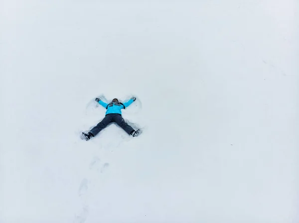 Overhead View Kvinna Gör Snö Ängel Vinter Säsong — Stockfoto