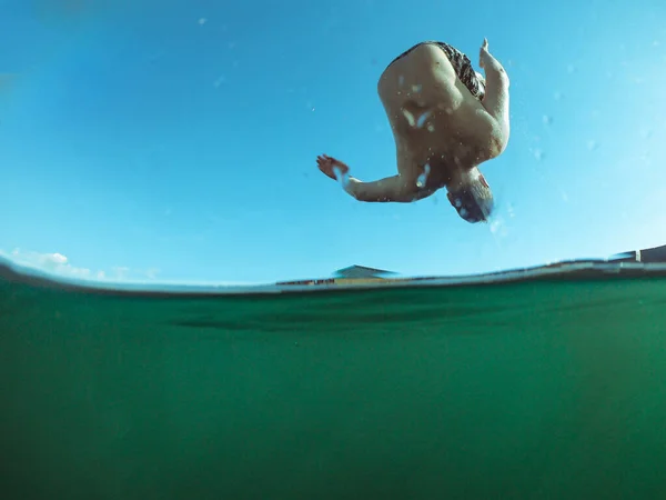 Man Springen Van Houten Pier Lake Water Zomertijd — Stockfoto