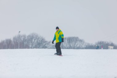 Tepenin aşağısında snowboard yapan bir adam. Kış sporu zamanı