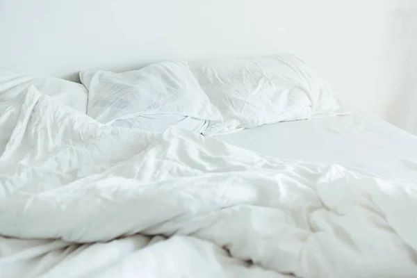 Bett Mit Weißen Laken Schließen Helles Morgenlicht Kopierraum — Stockfoto