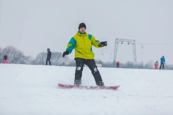 Snowboard Hombre Abajo Por Colina Tiempo Invierno Deporte —  Fotos de Stock