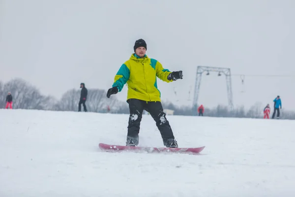 Άνθρωπος Snowboarding Κάτω Από Λόφο Χειμερινό Άθλημα — Φωτογραφία Αρχείου