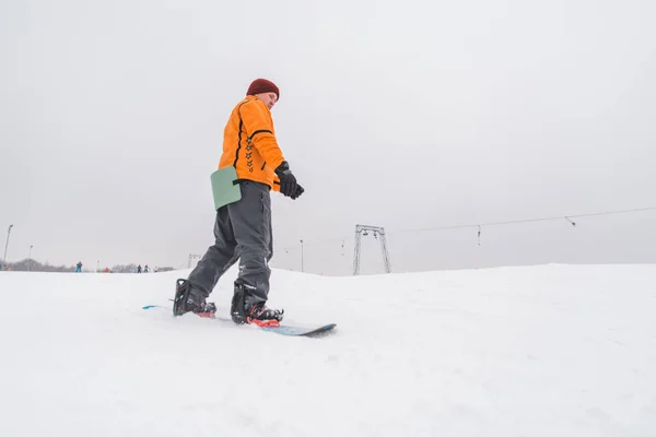Homem Snowboard Descendo Pela Colina Inverno Tempo Esporte — Fotografia de Stock