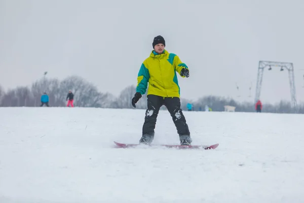 Homme Snowboard Bas Par Colline Temps Sport Hiver — Photo