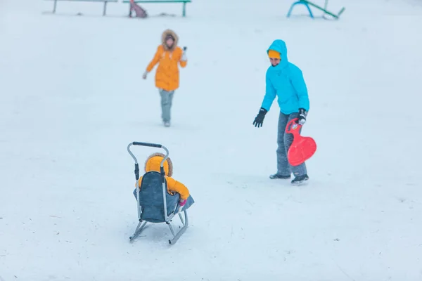 Klein Kind Slee Glijden Door Winter Besneeuwde Heuvel — Stockfoto