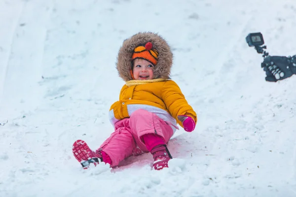 Μικρό Παιδί Στο Έλκηθρο Γλιστράει Κάτω Από Χειμώνα Χιονισμένο Λόφο — Φωτογραφία Αρχείου
