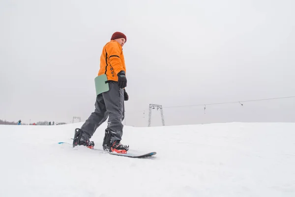 Mann Beim Snowboarden Einen Hügel Hinunter Wintersportzeit — Stockfoto