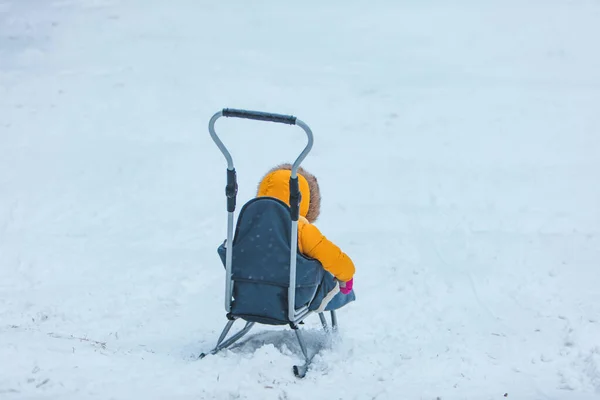 Liten Unge Släde Glider Ner Vintern Snöade Kulle — Stockfoto