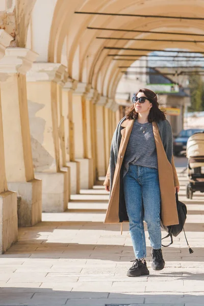 Young Pretty Fashionable Woman Walking Brown Coat City Street — Stock Photo, Image