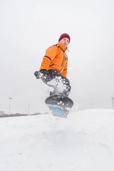 男子滑雪板下山 冬季体育时间 — 图库照片