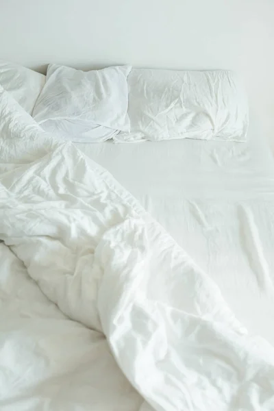 Ліжко Білими Простирадлами Крупним Планом Яскраве Ранкове Світло Копіювання Простору — стокове фото