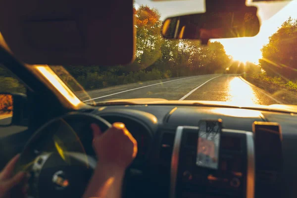 Road Trip Concept Uomo Mani Sul Volante Navigazione Sul Telefono — Foto Stock