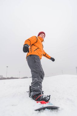 Tepenin aşağısında snowboard yapan bir adam. Kış sporu zamanı
