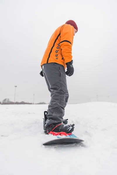 Mann Beim Snowboarden Einen Hügel Hinunter Wintersportzeit — Stockfoto