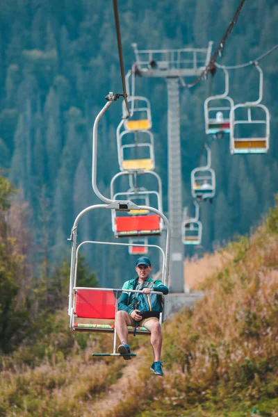 Montanhas Verão Viagem Cadeira Estrada Elevador Até Pico — Fotografia de Stock