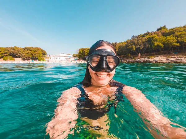 Wanita Cantik Tersenyum Muda Mengambil Selfie Dalam Snorkeling Masker Kegiatan — Stok Foto
