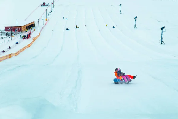 有乐趣的人 在冬山边的雪地上滑行 冬季时间 — 图库照片