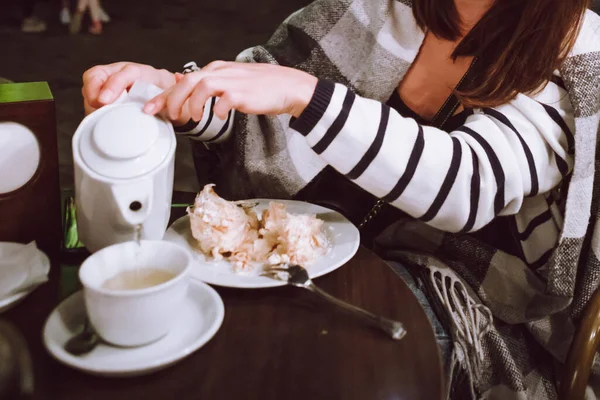 Mujer Cafetería Aire Libre Noche Campanario Fondo — Foto de Stock