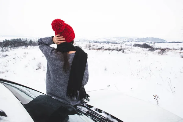 Woman Sitting Hood Suv Car Beautiful Landscape Winter Time Car — Stock Photo, Image
