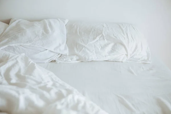 Bett Mit Weißen Laken Schließen Helles Morgenlicht Kopierraum — Stockfoto