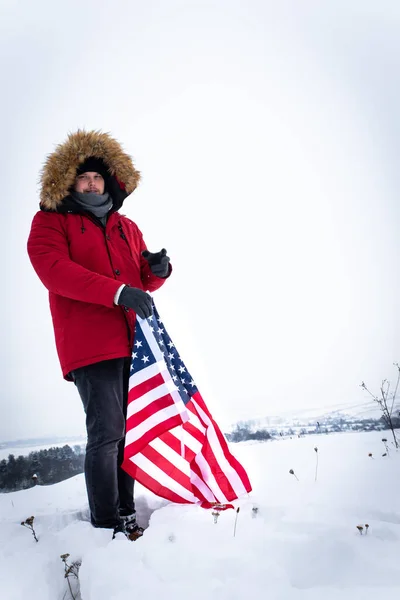Άντρας Κόκκινο Χειμωνιάτικο Παλτό Που Κρατάει Σημαία Εξωτερικούς Χώρους Χιονισμένο — Φωτογραφία Αρχείου
