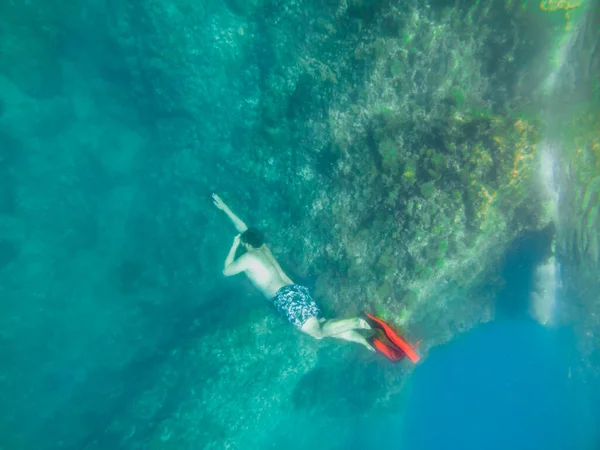 Homem Subaquático Barbatanas Olhando Para Fundo Mar Férias Praia Verão — Fotografia de Stock