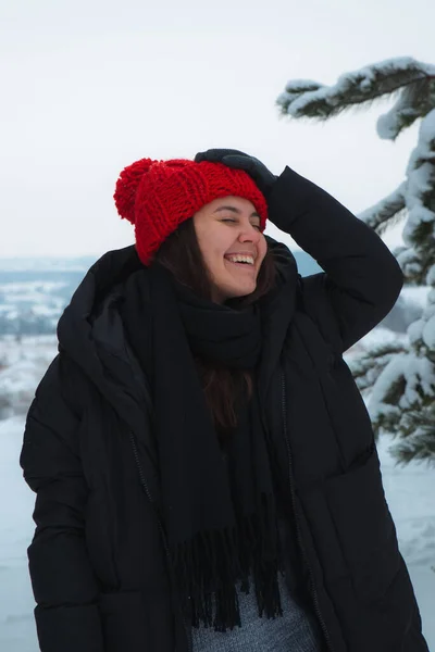 Ritratto Giovane Donna Sorridente Abiti Invernali Cappello Rosso Con Abete — Foto Stock