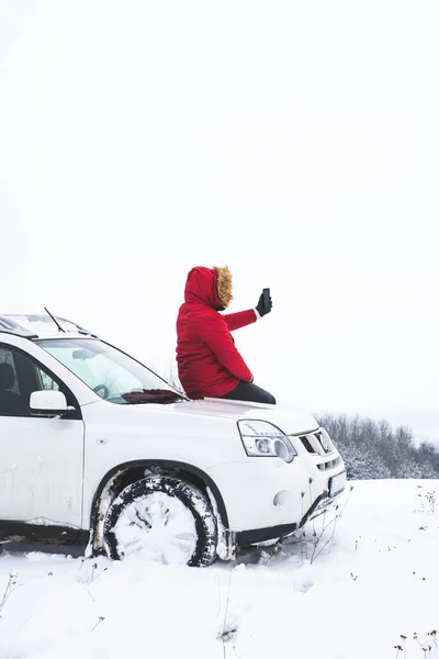 Homem Sentado Capô Carro Fotografar Bela Vista Inverno Seu Telefone — Fotografia de Stock