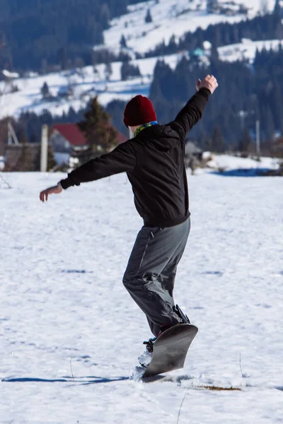 Homme Sautant Avec Snowboard Hiver Montagnes Voyage — Photo