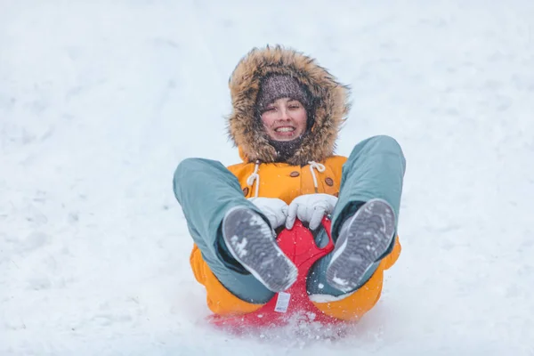 雪に覆われた丘のコピースペースで滑り降りる若い女性が — ストック写真