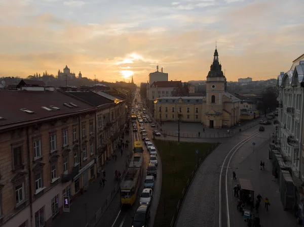 利沃夫 乌克兰 2018年11月11日 欧洲老城汽车交通复制空间上方的日落鸟瞰图 — 图库照片