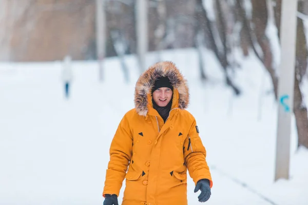 Férfi Sárga Téli Kabát Motorháztető Séta Havas Park Egy Személy — Stock Fotó