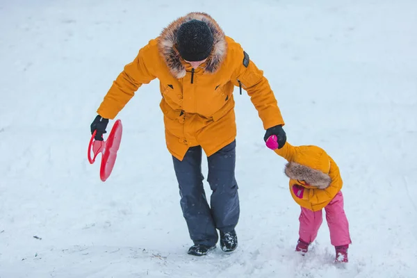 Far Med Dotter Gul Vinter Rockar Glidande Snöig Kulle Familj — Stockfoto