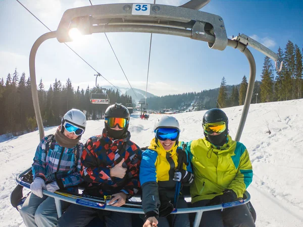 Amigos Teleférico Tirar Selfie Resort Inverno — Fotografia de Stock